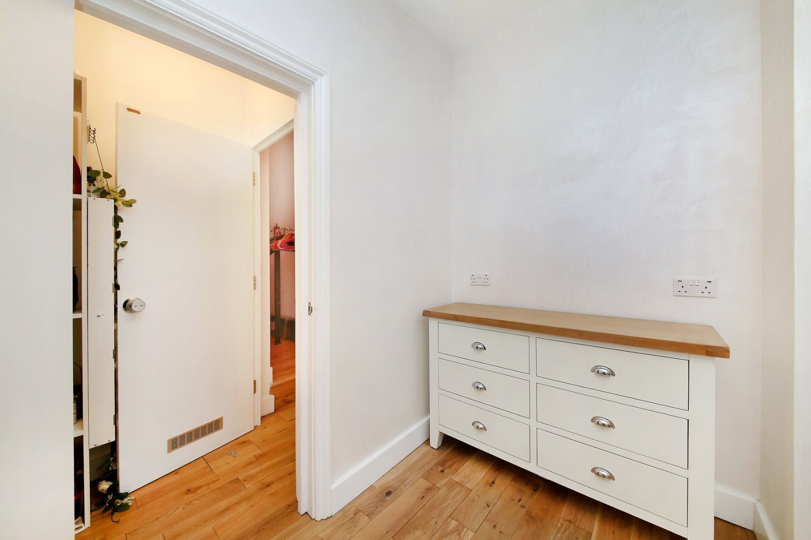 Flat Upper Richmond Road West in Greater London