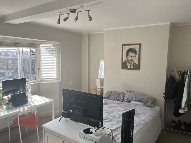 Room 1st Avenue in Greater London
