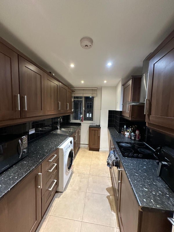 Room 1st Avenue in Greater London