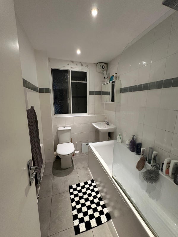 Room 1st Avenue in Greater London