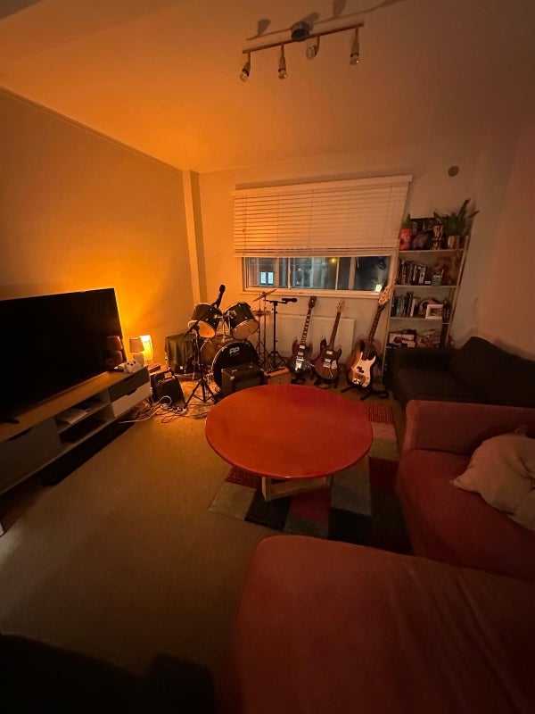 Room 1st Avenue in Greater London
