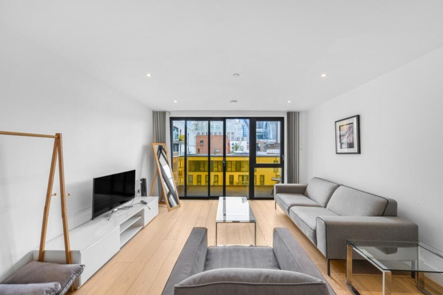 Flat Commercial Street in Greater London