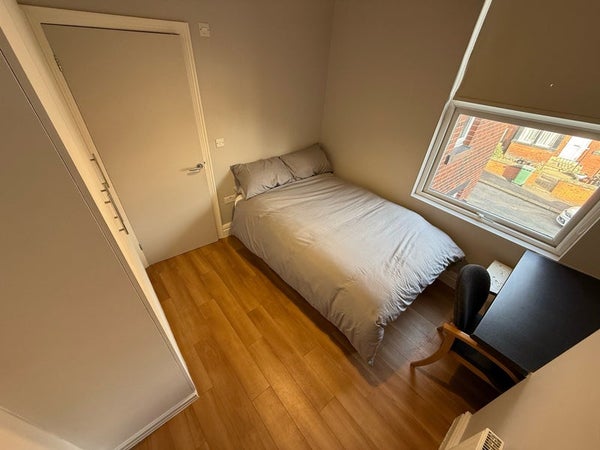 Flat Hesketh Avenue in Leeds