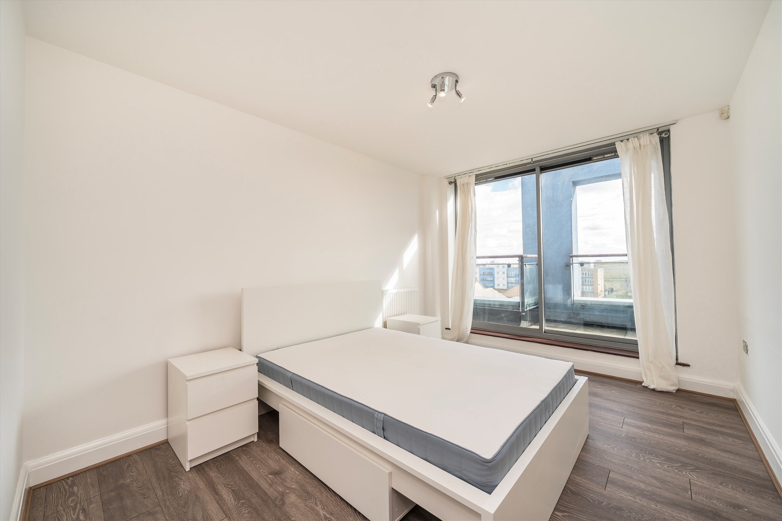 Flat Warrior Close in Greater London