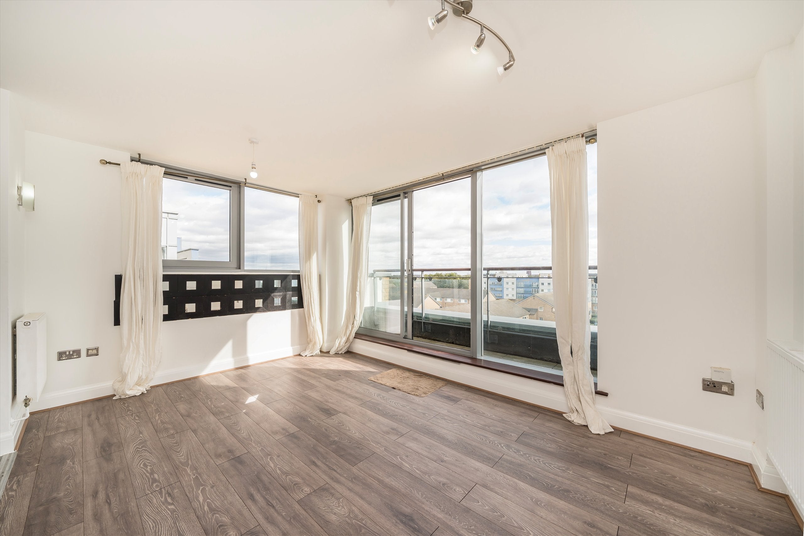 Flat Warrior Close in Greater London