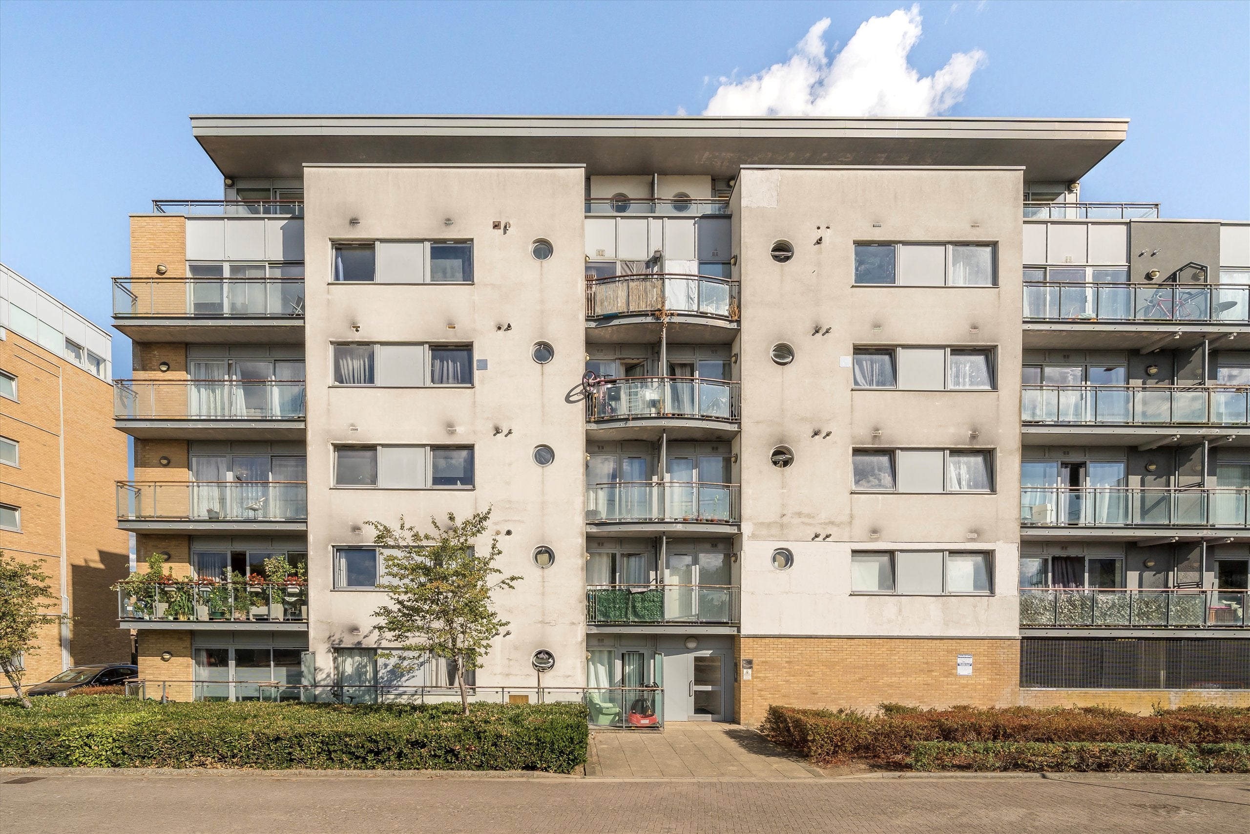 Flat Warrior Close in Greater London