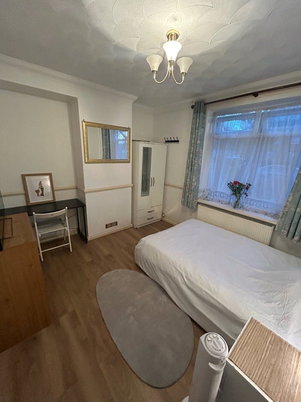 Room King Alfred Avenue in Greater London
