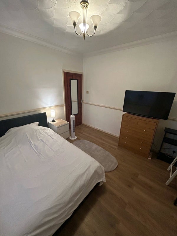 Room King Alfred Avenue in Greater London