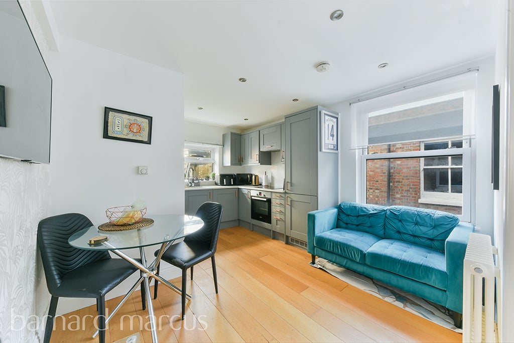 Flat Adelaide Grove in Greater London