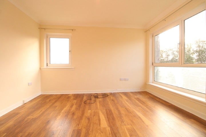 Flat Crookston Grove in Glasgow