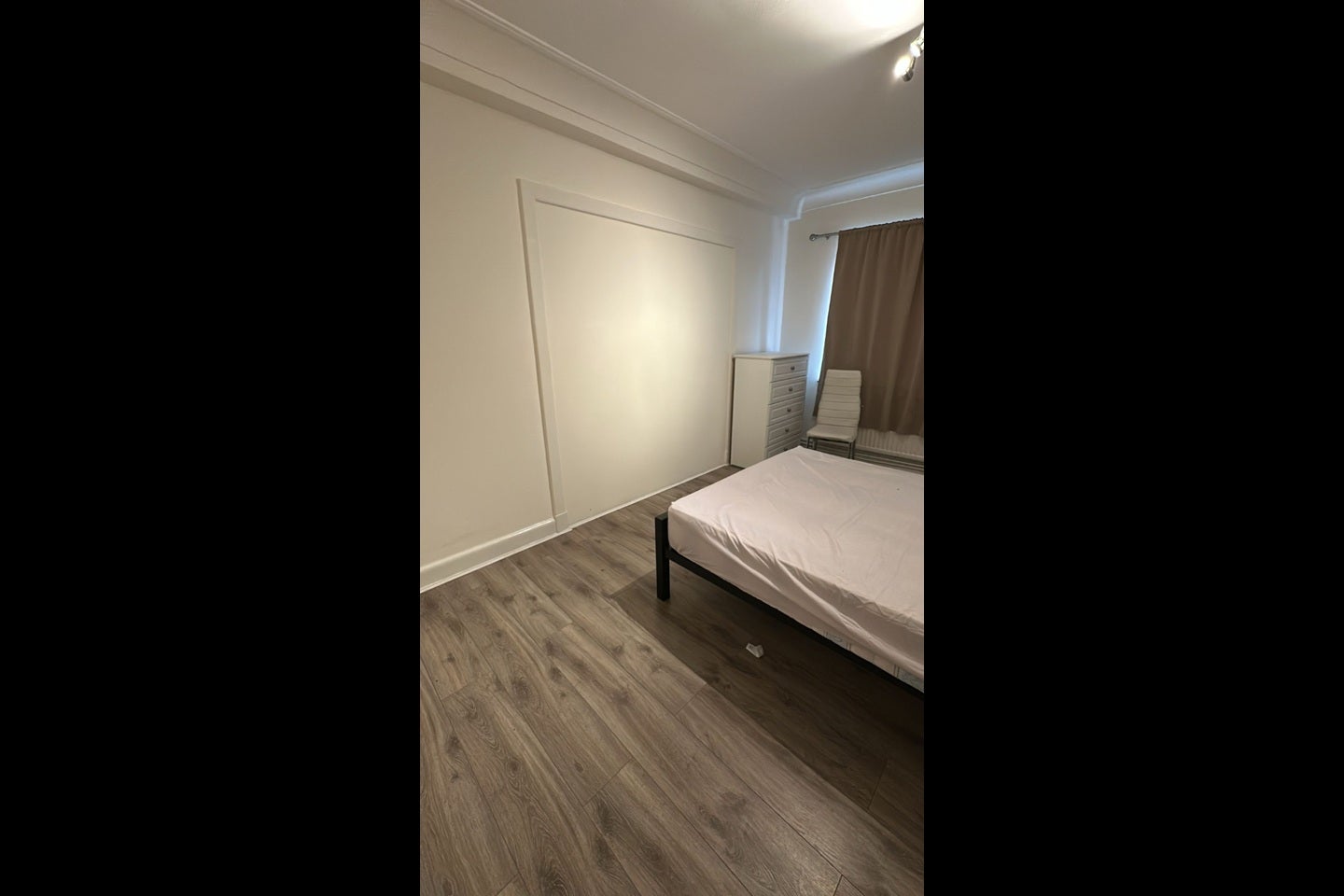 Room Hendon Way in Greater London