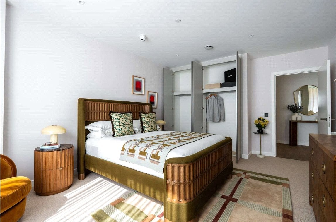 Flat Carnwath Road in Greater London