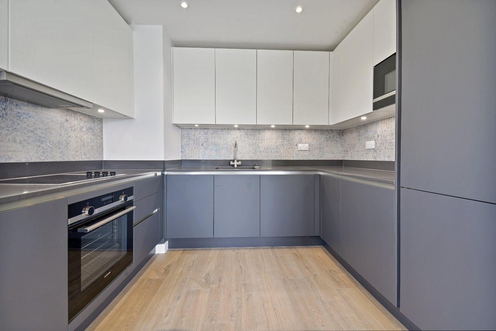 Flat Parkes Street in Greater London