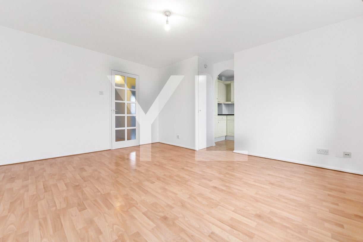 Flat Crosslet Vale in Greater London