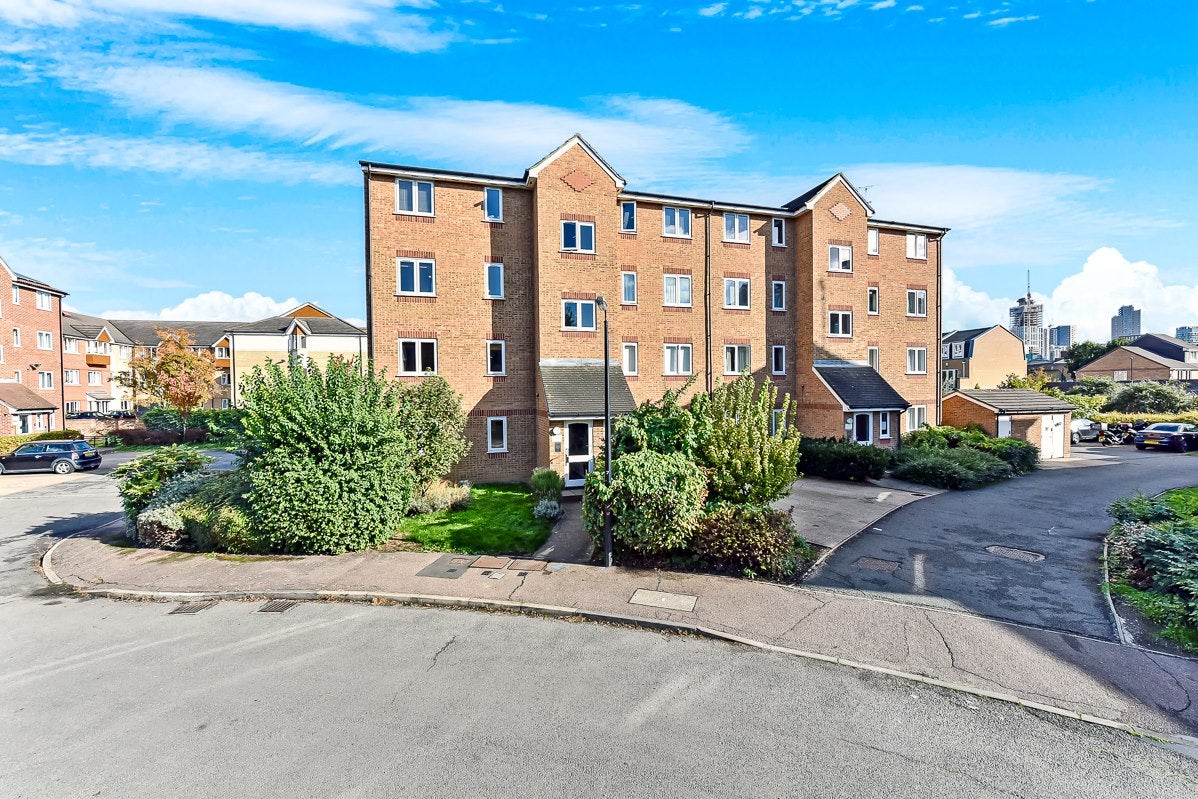 Flat Crosslet Vale in Greater London