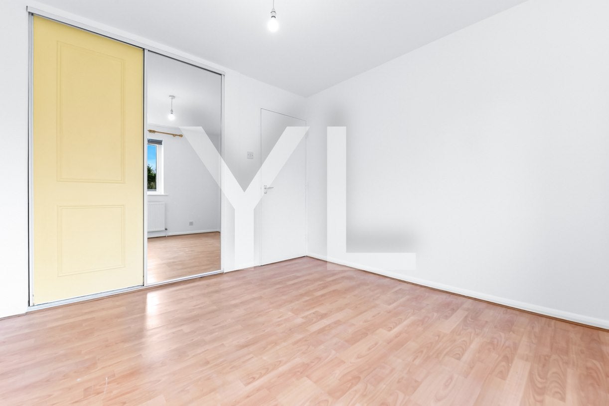 Flat Crosslet Vale in Greater London