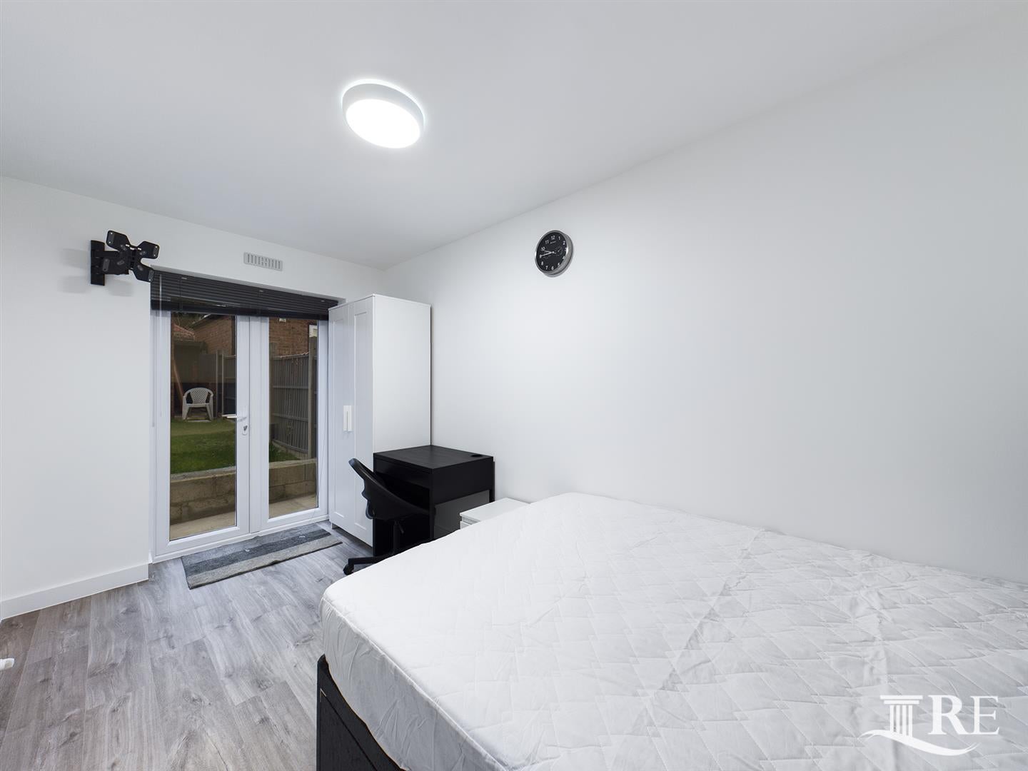 Room High Road in Greater London