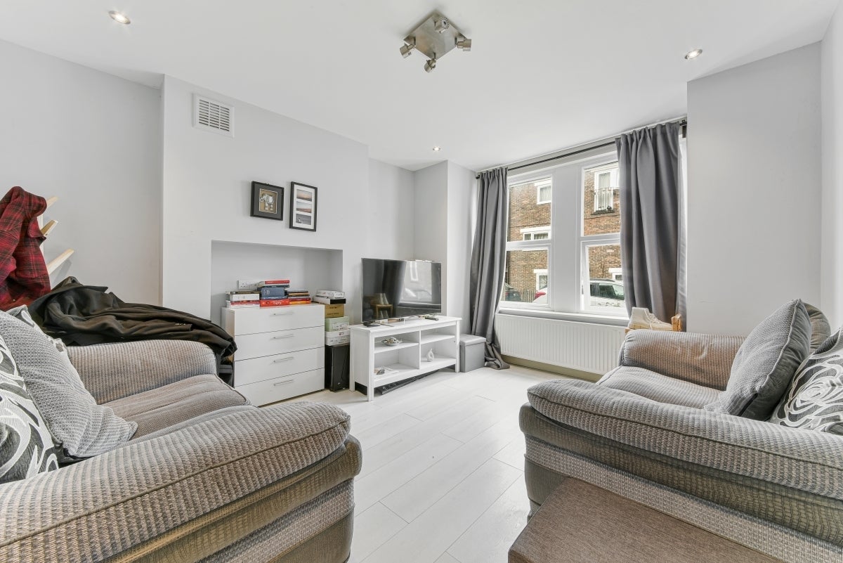 Flat Darlington Road in Greater London