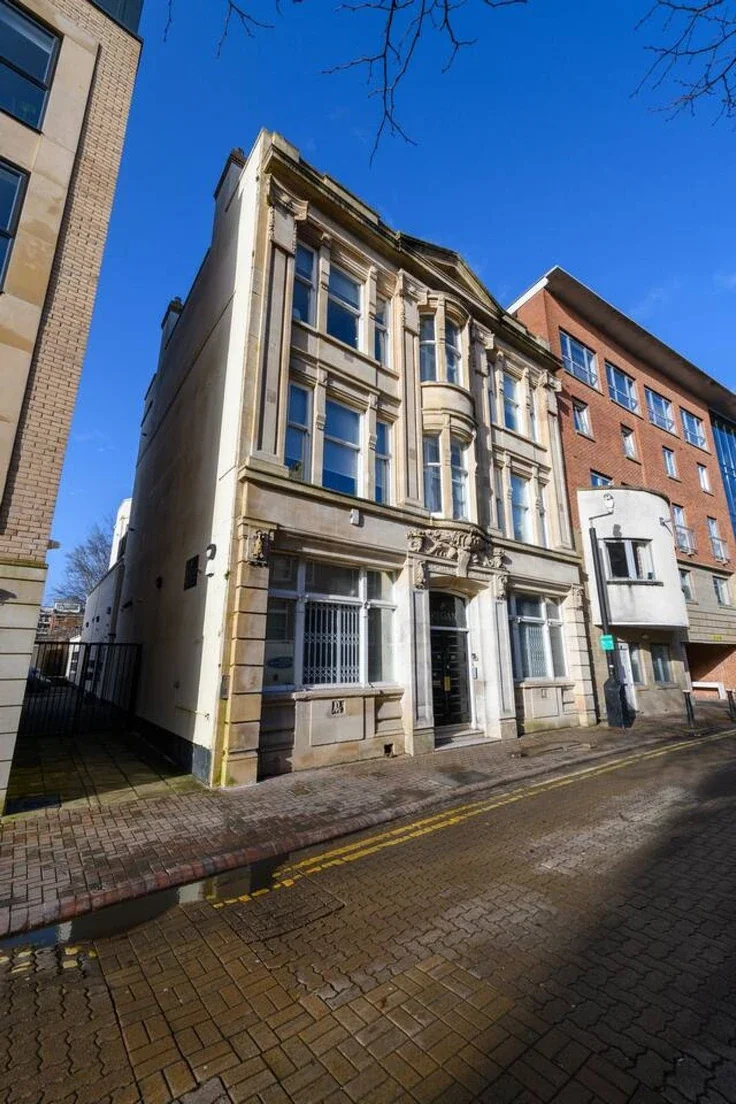 Flat Mount Stuart Square in Cardiff