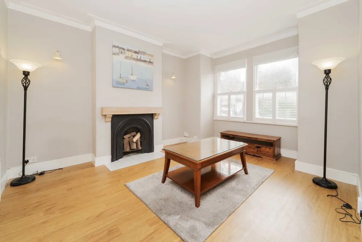 Flat Cargill Road in Greater London