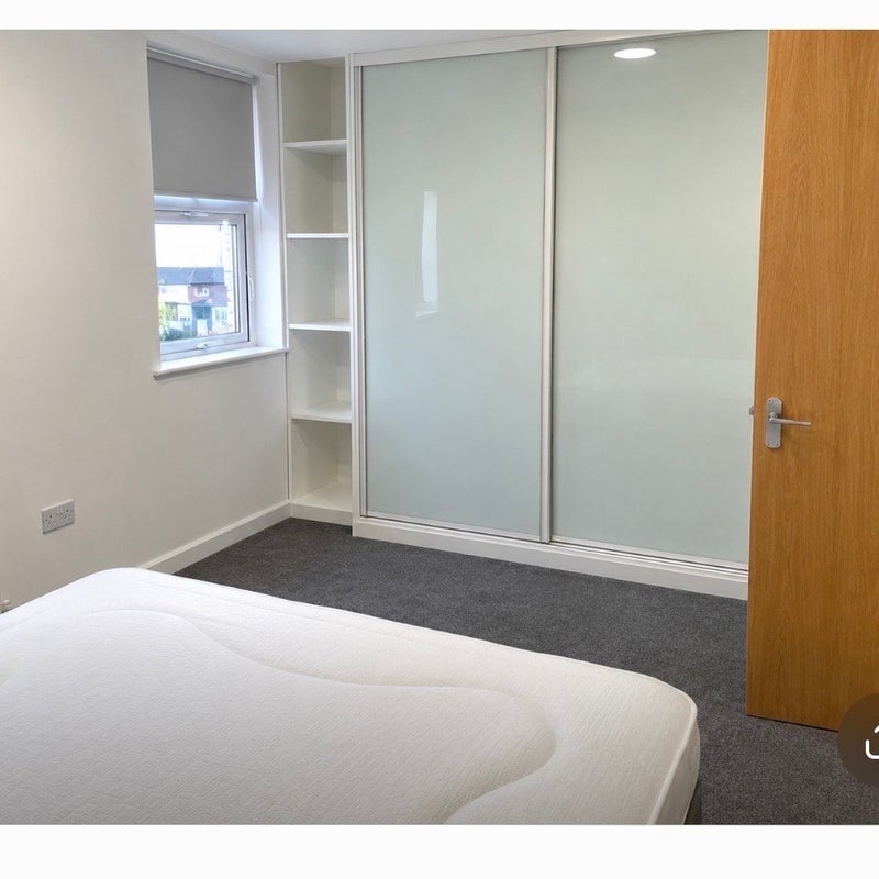Room Haydons Road in Greater London