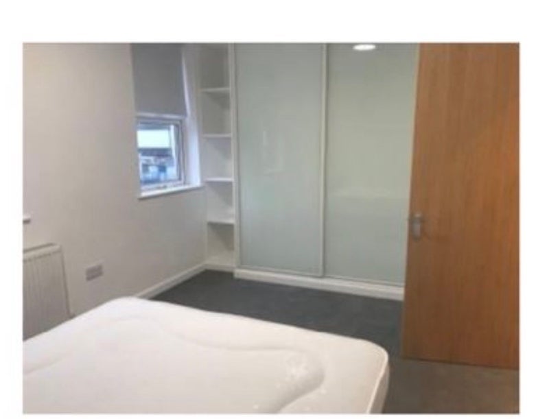 Room Haydons Road in Greater London