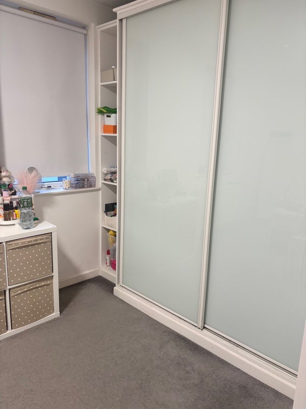Room Haydons Road in Greater London