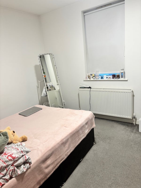 Room Haydons Road in Greater London