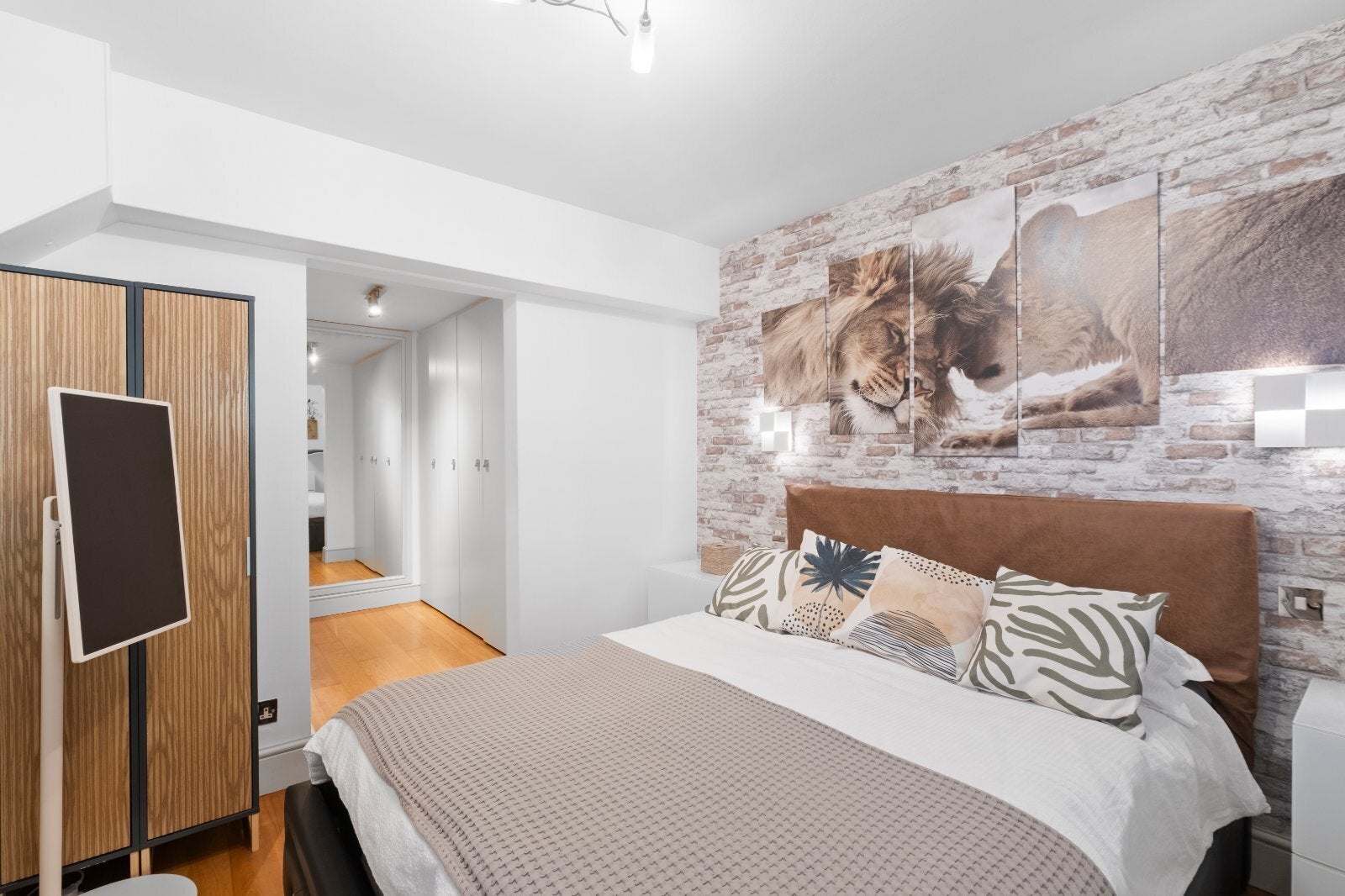 Flat Marloes Road in Greater London