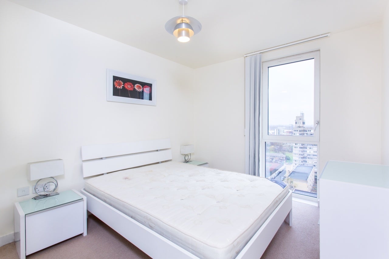Flat Hay Currie Street in Greater London