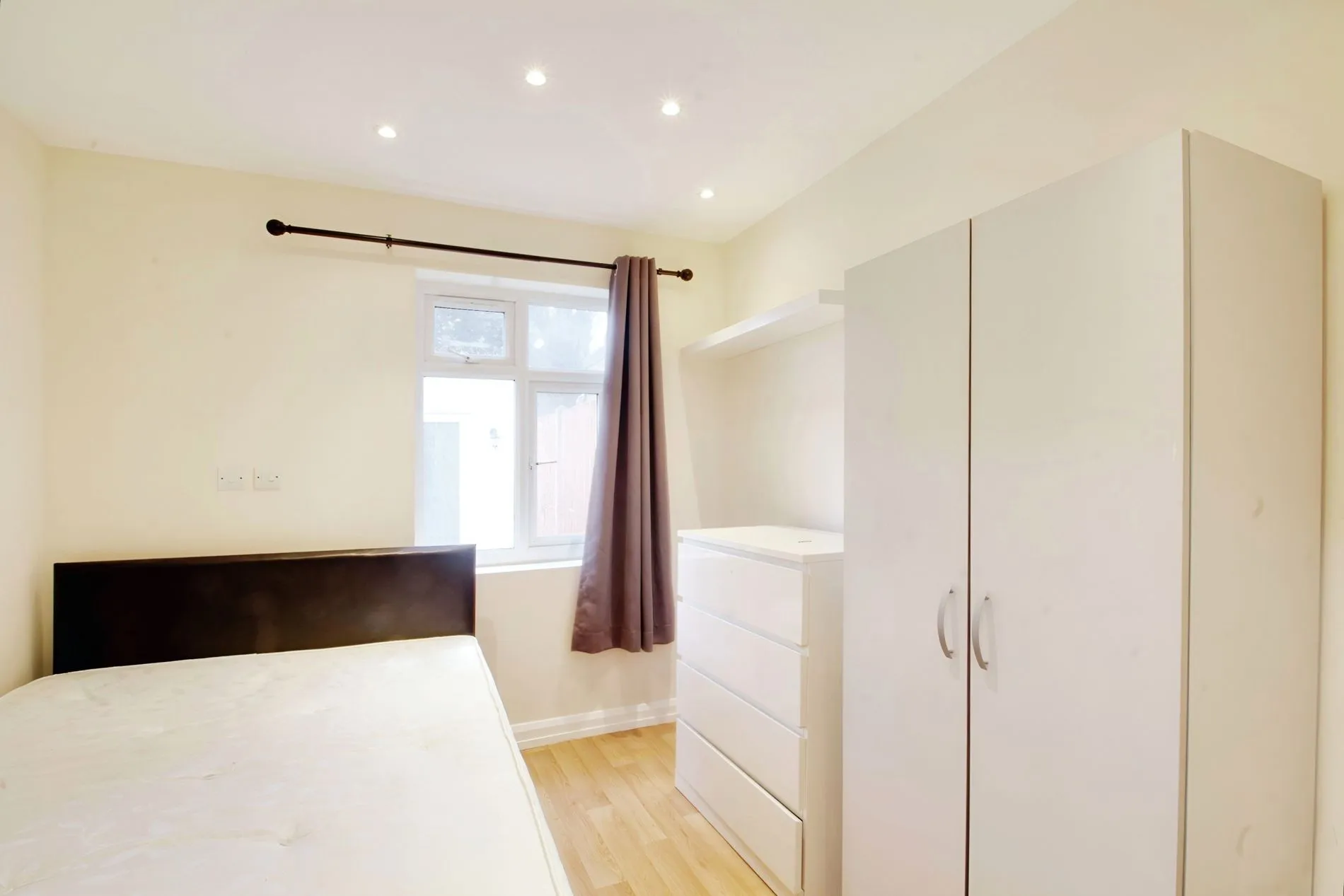 Room Willow Tree Close in Greater London