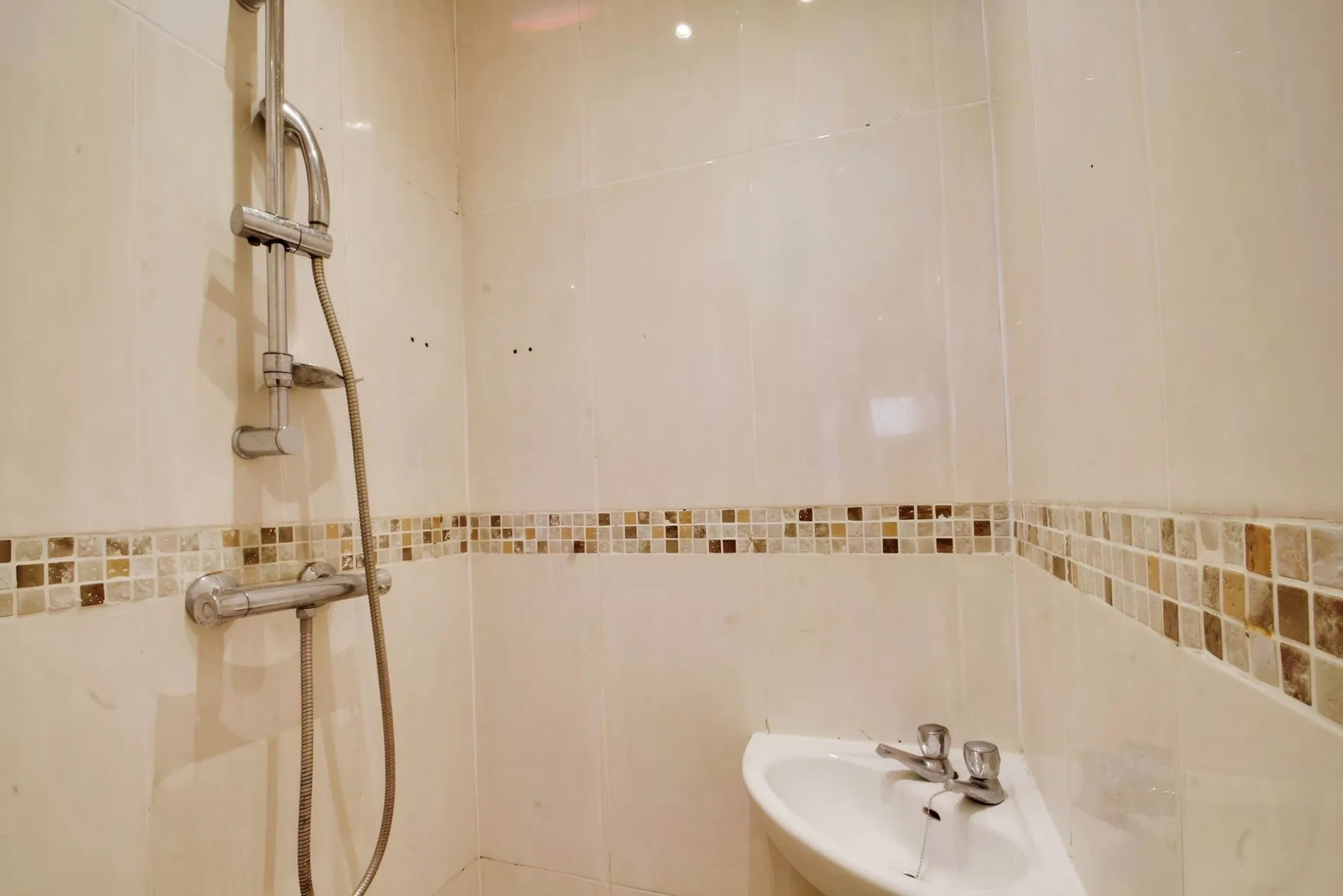Room Willow Tree Close in Greater London