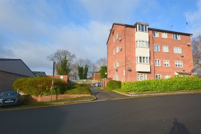 Flat Neptune Road in Greater London