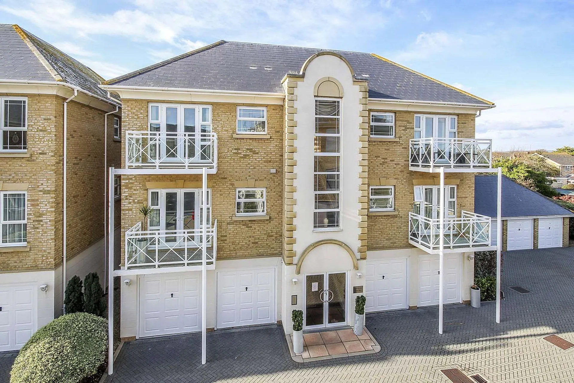 Flat Harsfold Close in Arun