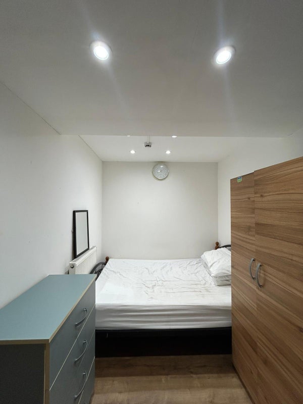 Room Devenay Road in Greater London