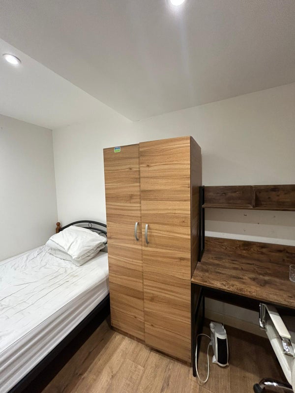 Room Devenay Road in Greater London