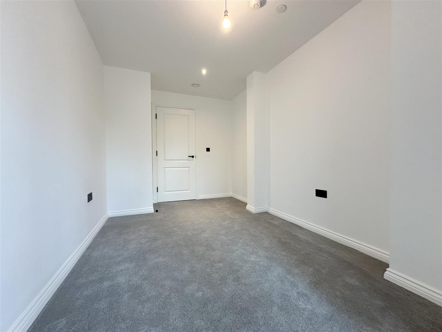 Flat Whitehall Road in Leeds