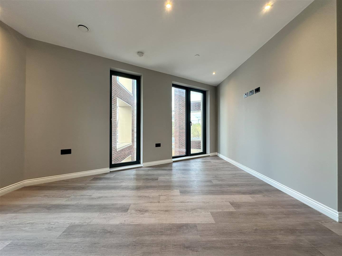 Flat Whitehall Road in Leeds