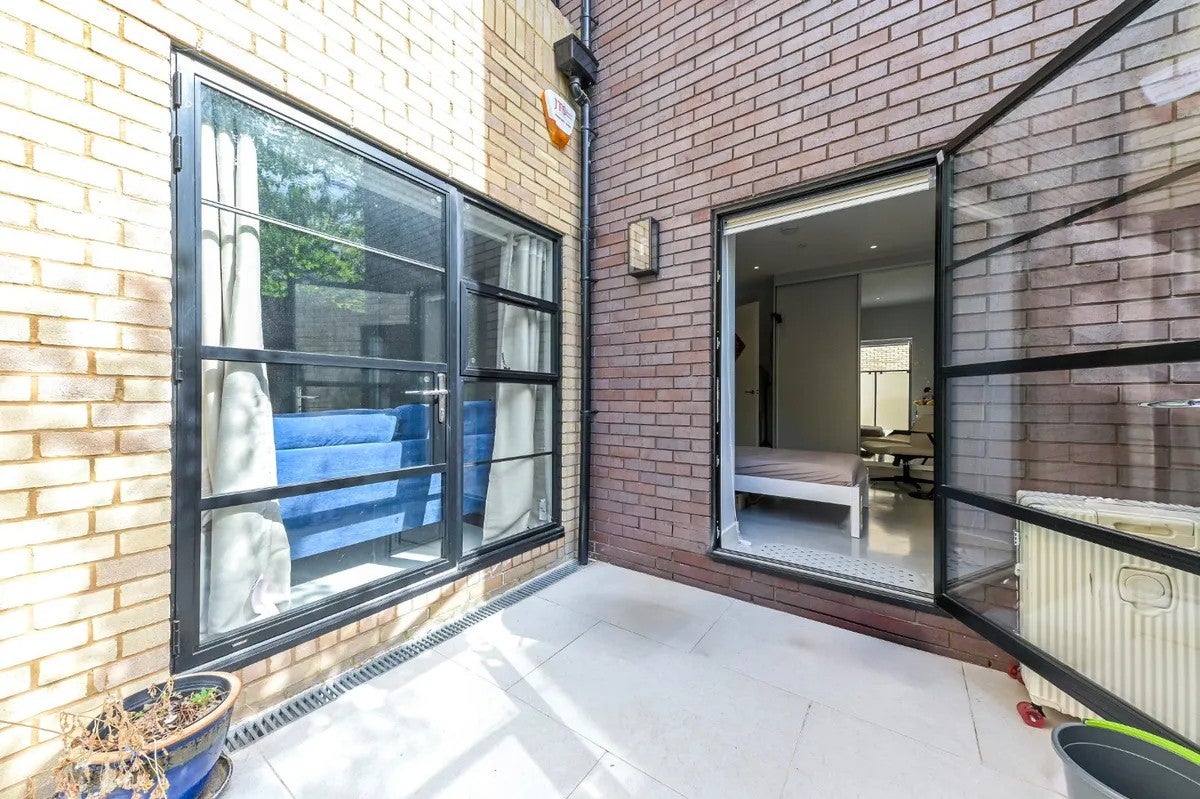 Flat Hampshire Street in Greater London