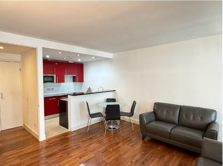 Flat Queen Elizabeth Street in Greater London