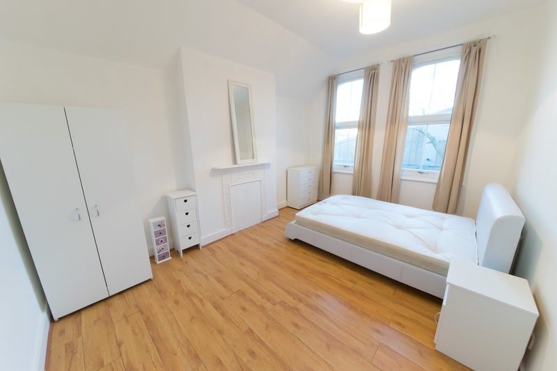 Room Tennyson Road in Greater London