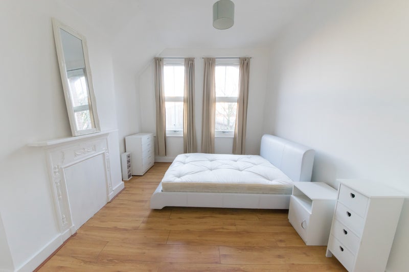 Room Tennyson Road in Greater London