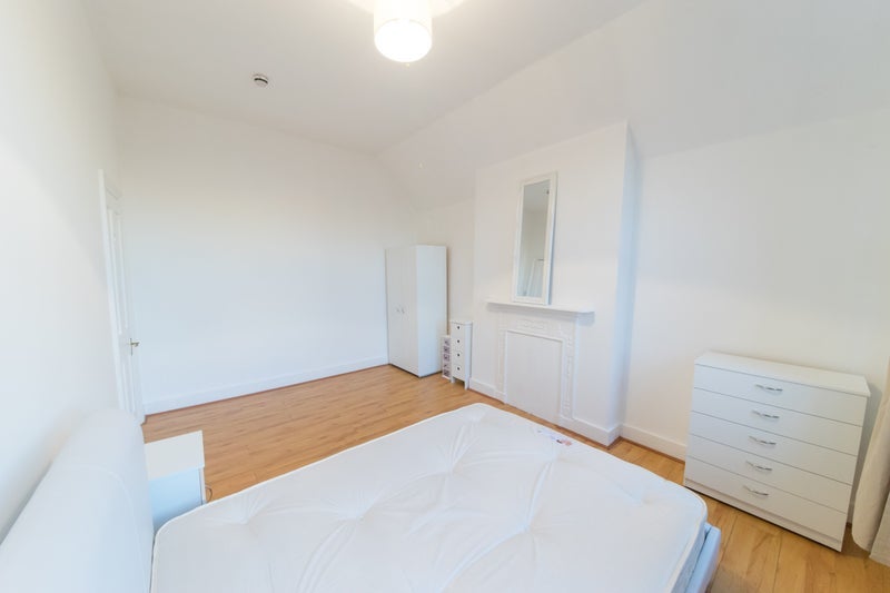 Room Tennyson Road in Greater London