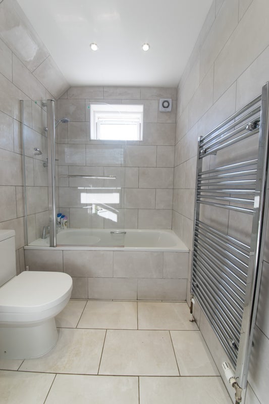 Room Tennyson Road in Greater London