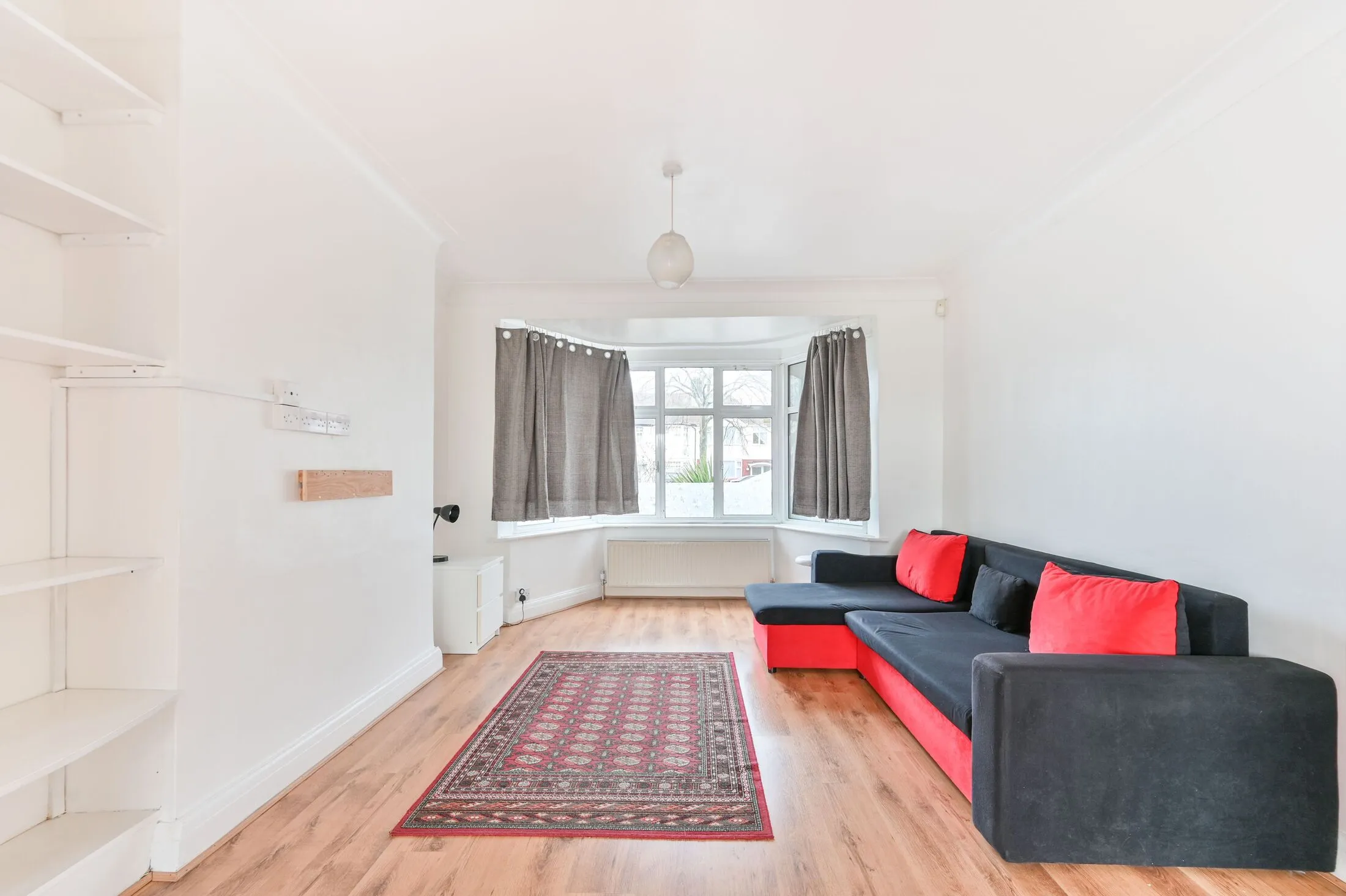 House Whitton Avenue East in Greater London