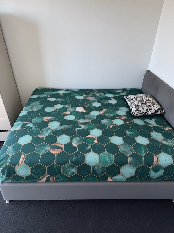 Flat Wallis Walk in Greater London