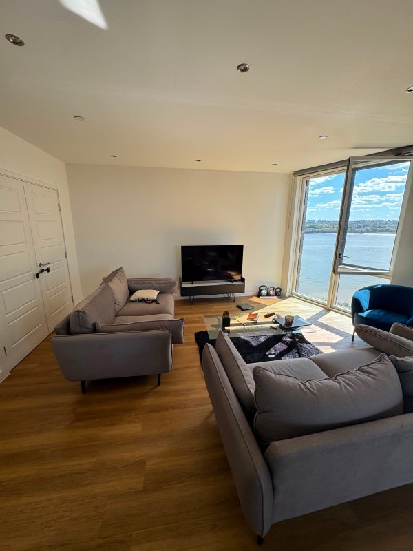 Flat Wallis Walk in Greater London