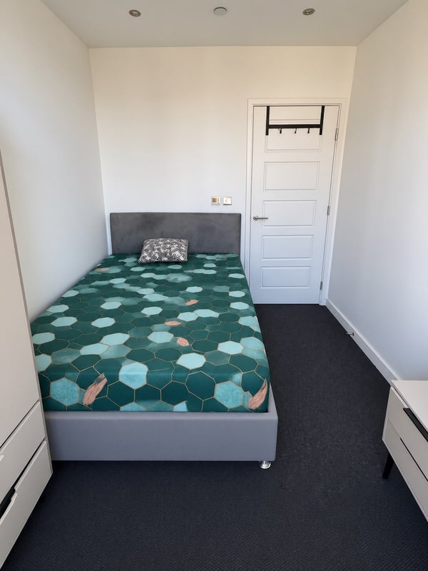 Flat Wallis Walk in Greater London