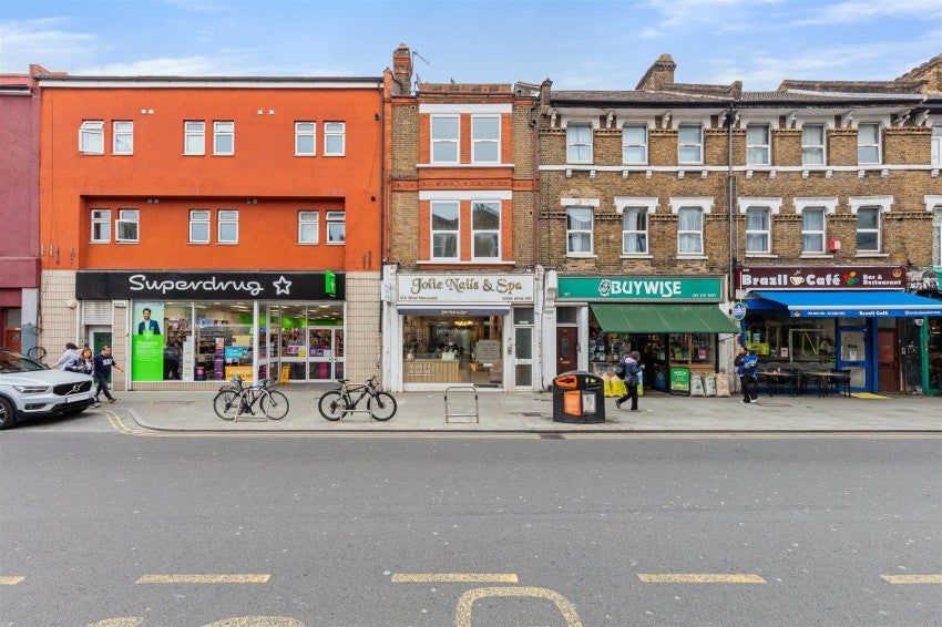 Flat Norwood Road in Greater London