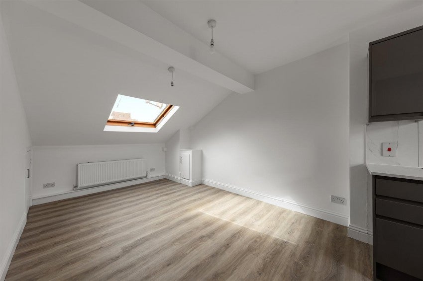 Flat Norwood Road in Greater London